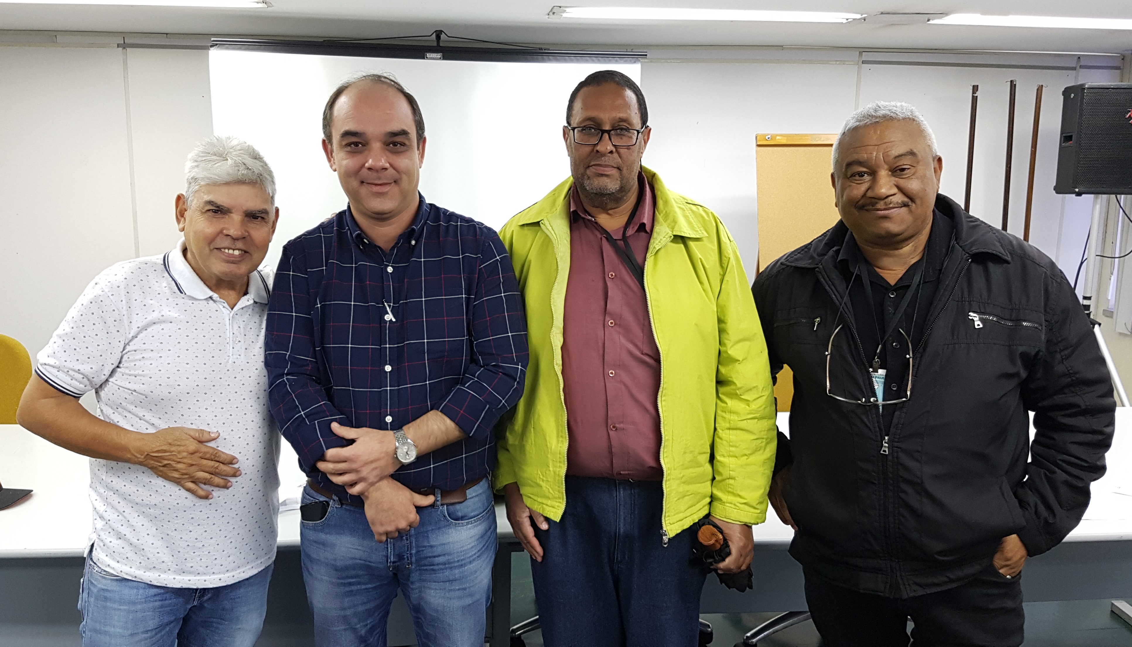 Foto colorida mostra Robertinho Carvalho, ao lado do Subprefeito da Sé, Roberto Arantes, José Carlos dos Santos e Antônio Cândido de Sousa